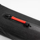 Gros plan sur la fermeture éclair étanche et la tirette rouge de la sacoche top tube noire CYCLITE. (Noir)