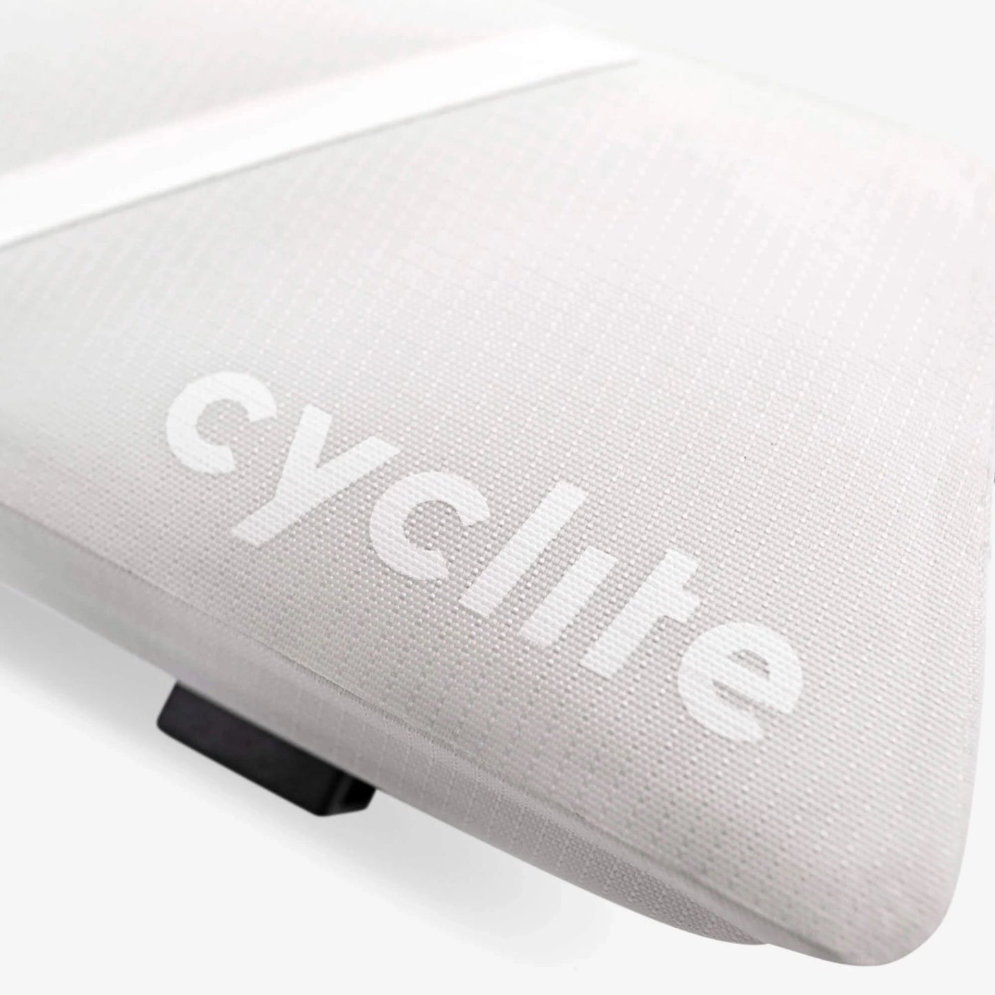 Macro du textile technique imperméable blanc avec tissage ripstop double épaisseur et logo Cyclite thermosoudé haute fréquence. (Blanc)