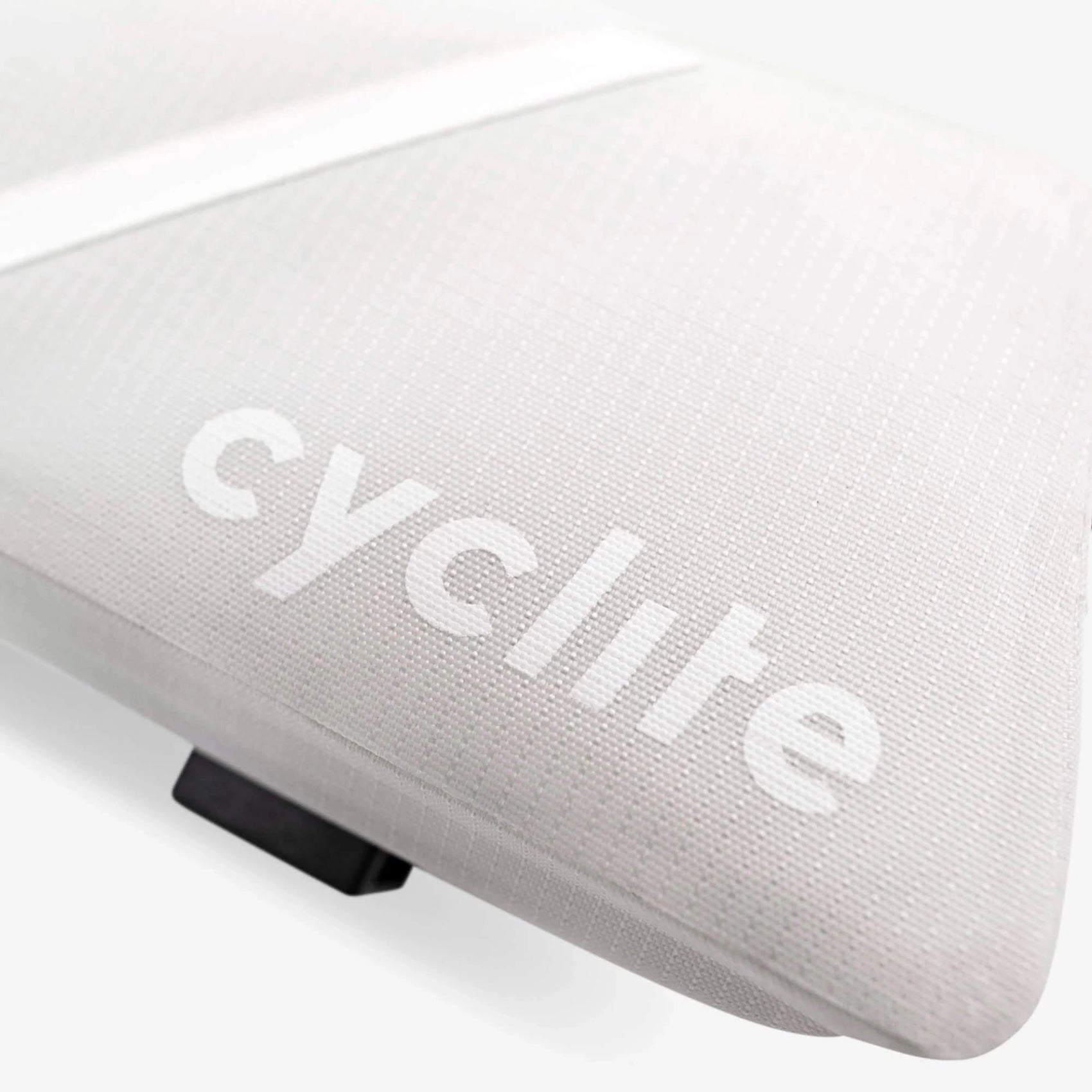 Macro du textile technique imperméable blanc avec tissage ripstop double épaisseur et logo Cyclite thermosoudé haute fréquence. (Blanc)