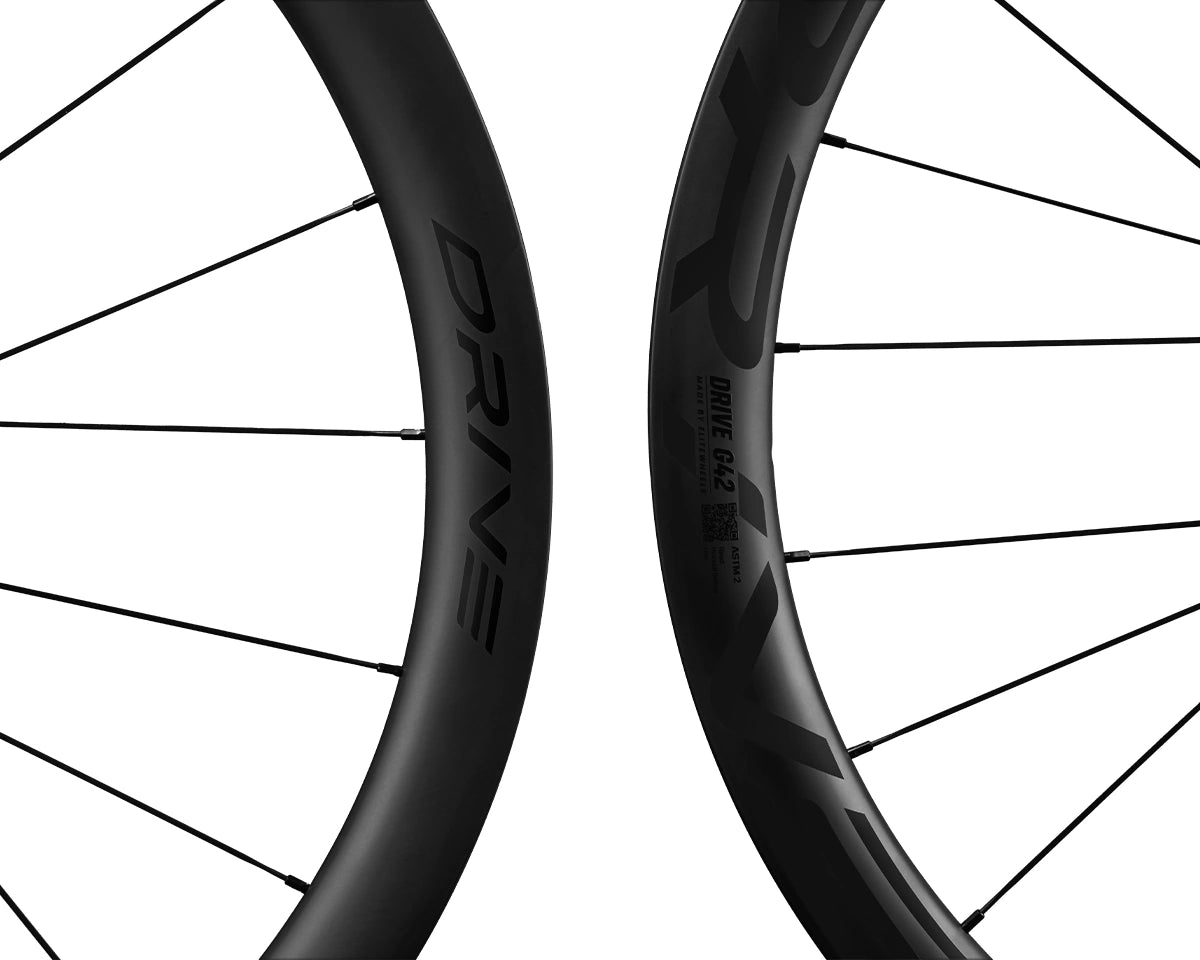 Gros plan jante carbone 42 mm et marquage Drive G42 Elitewheels finition noire (Noir)