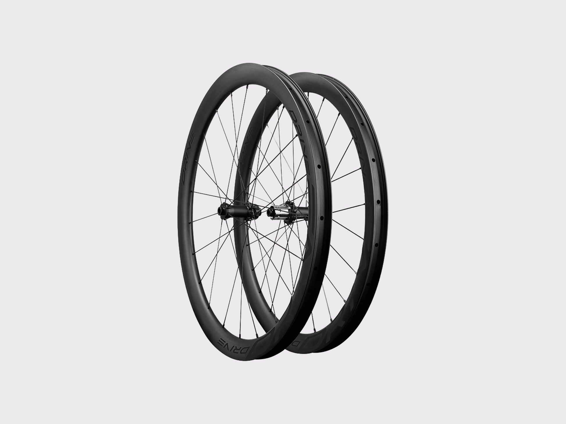 Paire de roues gravel Elitewheels Drive G42 de profil avec moyeu et corps de roue libre titane (Noir)