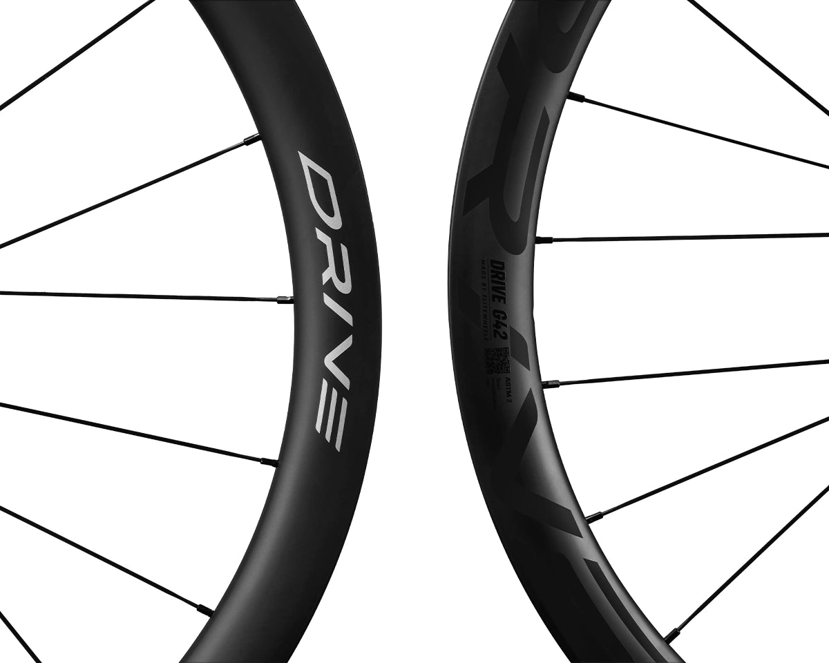 Gros plan jante carbone 42 mm et marquage Drive G42 Elitewheels finition argent (argent)