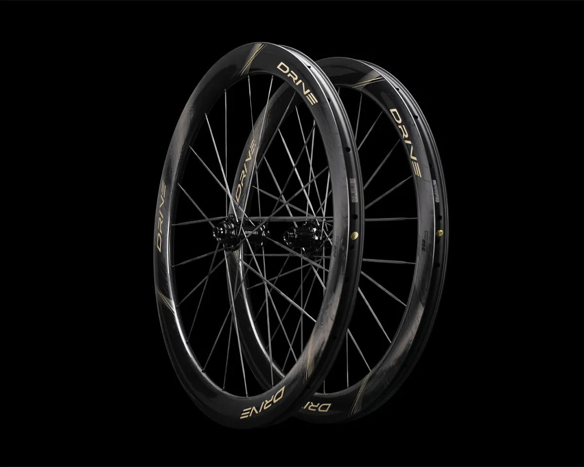 Vue de côté Elite DRIVE II 50D – jantes 50 mm avec rayons carbone et logo or visible