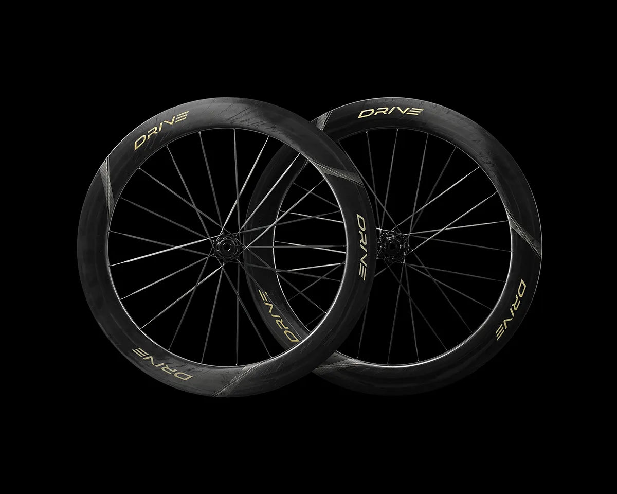 Vue arrière des DRIVE II 65D – jantes carbone aéros avec moyeu Kinetic et rayons carbone