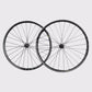 Paire de roues VTT 29 pouces Elitewheels Pro36 en carbone marbré avec rayonnage asymétrique Sapim CX-Ray sur fond neutre.