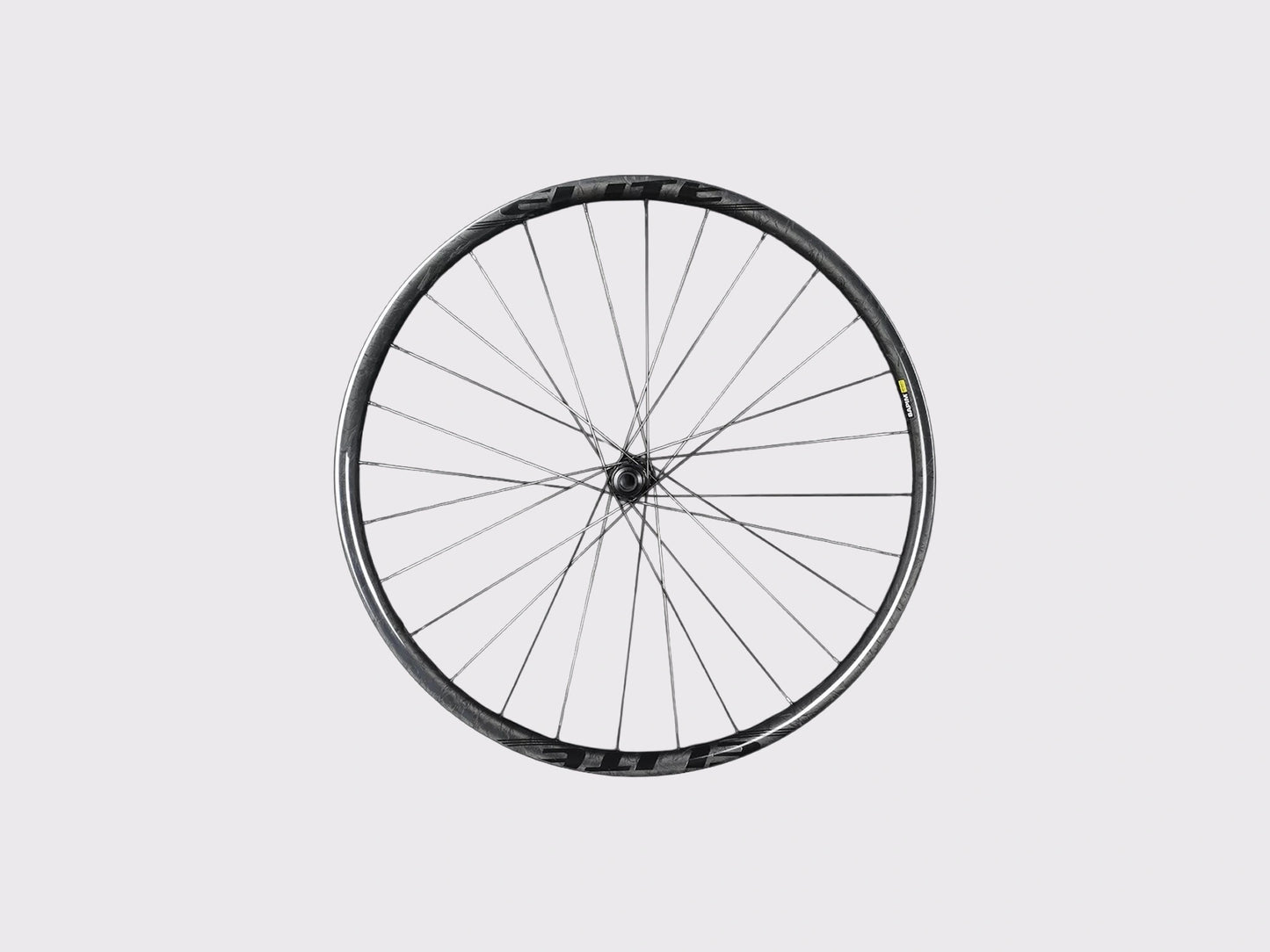 Roue VTT 29 pouces Elitewheels Pro36 vue de face mettant en avant le profil de jante asymétrique en carbone et les graphismes discrets.