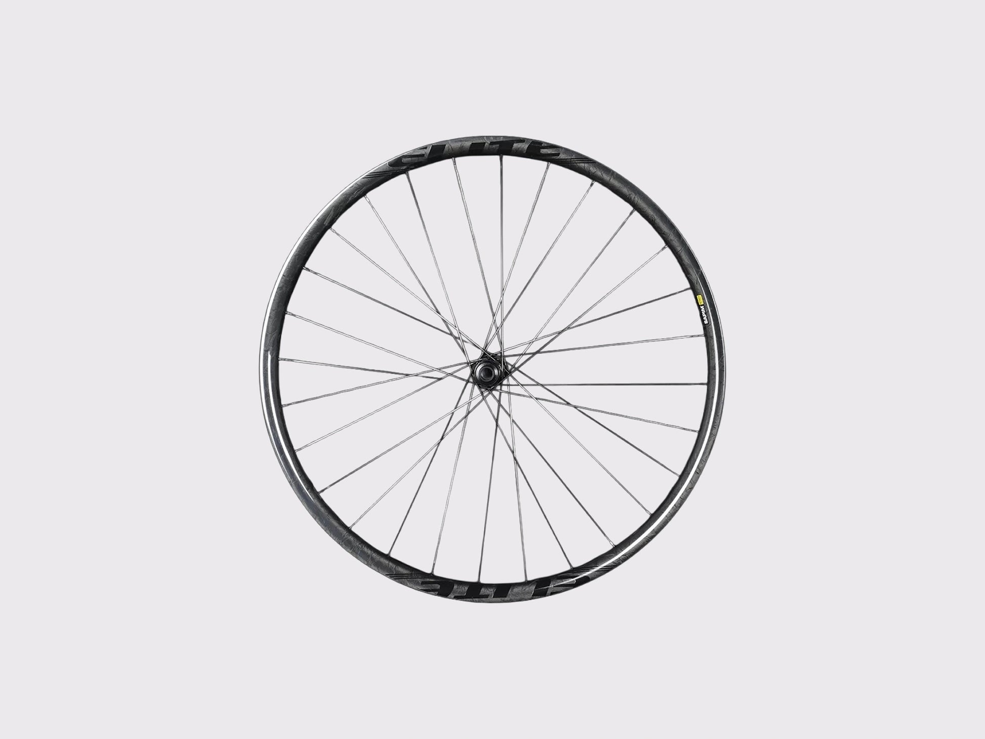 Roue VTT 29 pouces Elitewheels Pro36 vue de face mettant en avant le profil de jante asymétrique en carbone et les graphismes discrets.