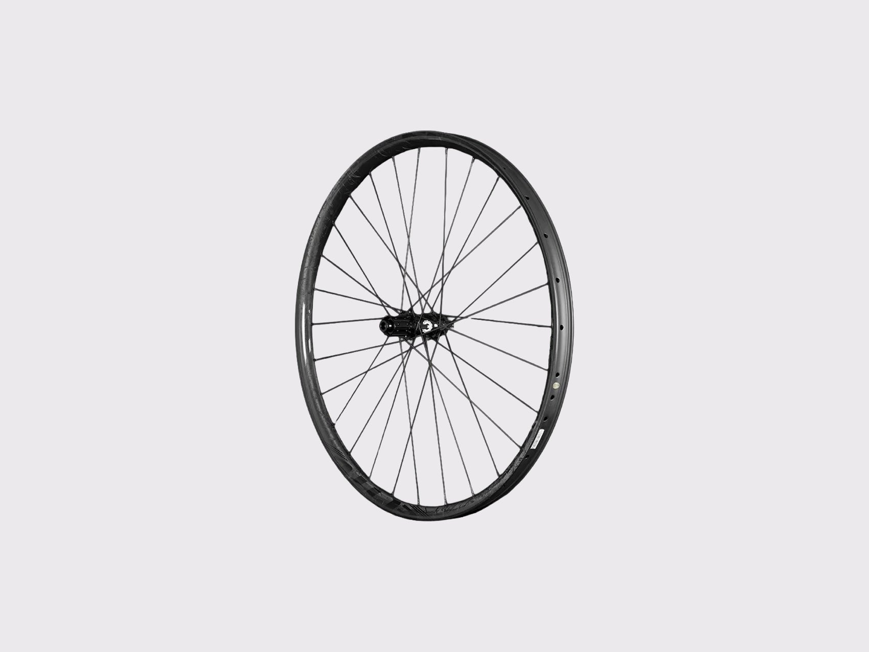 Roue arrière carbone Elitewheels Pro36 vue de trois-quarts profil montrant le corps de roue libre et la jante asymétrique hookless de 36 mm externe.