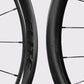 Gros plan sur la jante en carbone UD noir mat des roues Elitewheels Marvel II 36D avec marquage officiel (Noir) (36 mm)