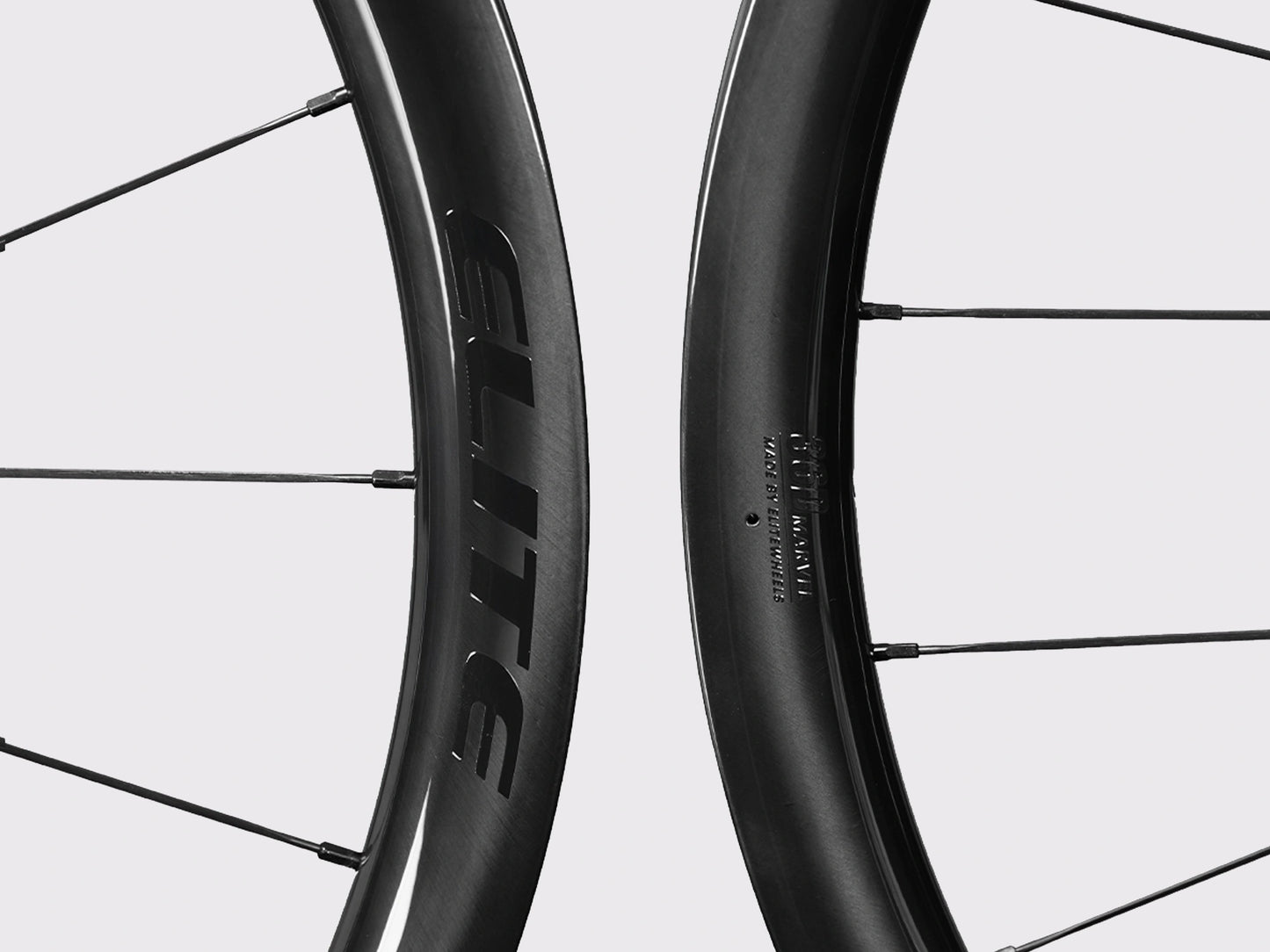 Gros plan sur la jante en carbone UD noir mat des roues Elitewheels Marvel II 36D avec marquage officiel (Noir) (36 mm)