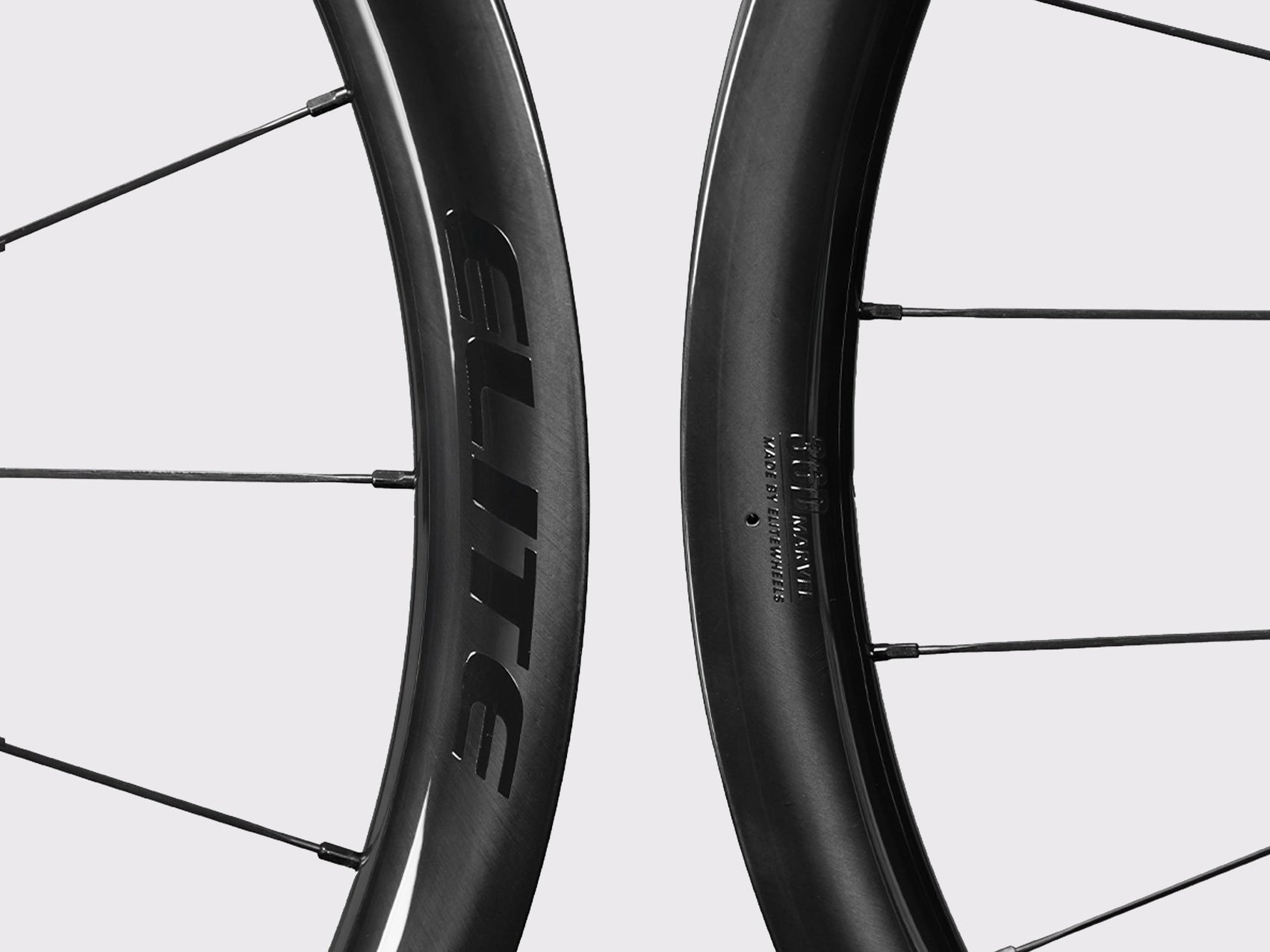 Gros plan sur la jante en carbone UD noir mat des roues Elitewheels Marvel II 36D avec marquage officiel (Noir) (36 mm)