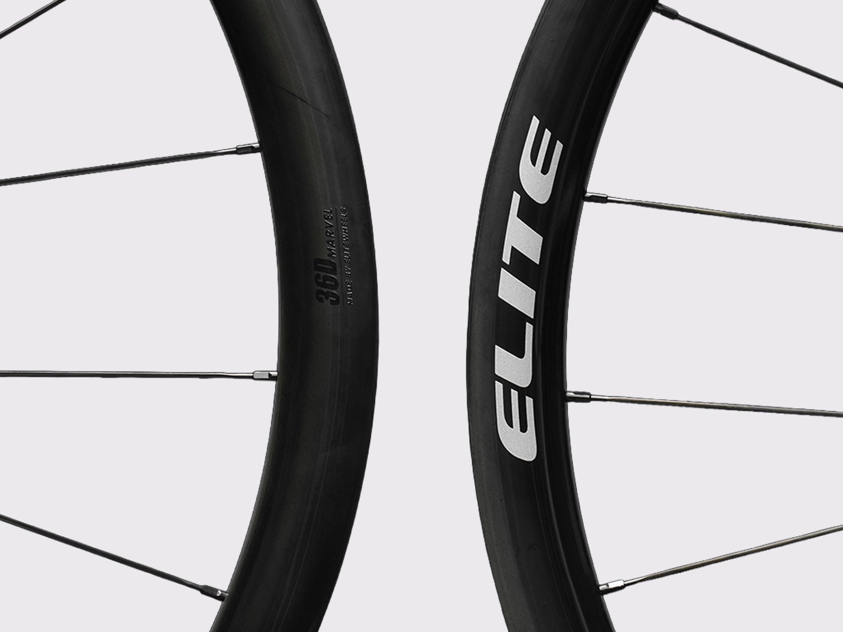 Gros plan sur le flanc de jante carbone de la roue Elitewheels Marvel II 36D avec gravure technique et marquage blanc (Argent) (36 mm)