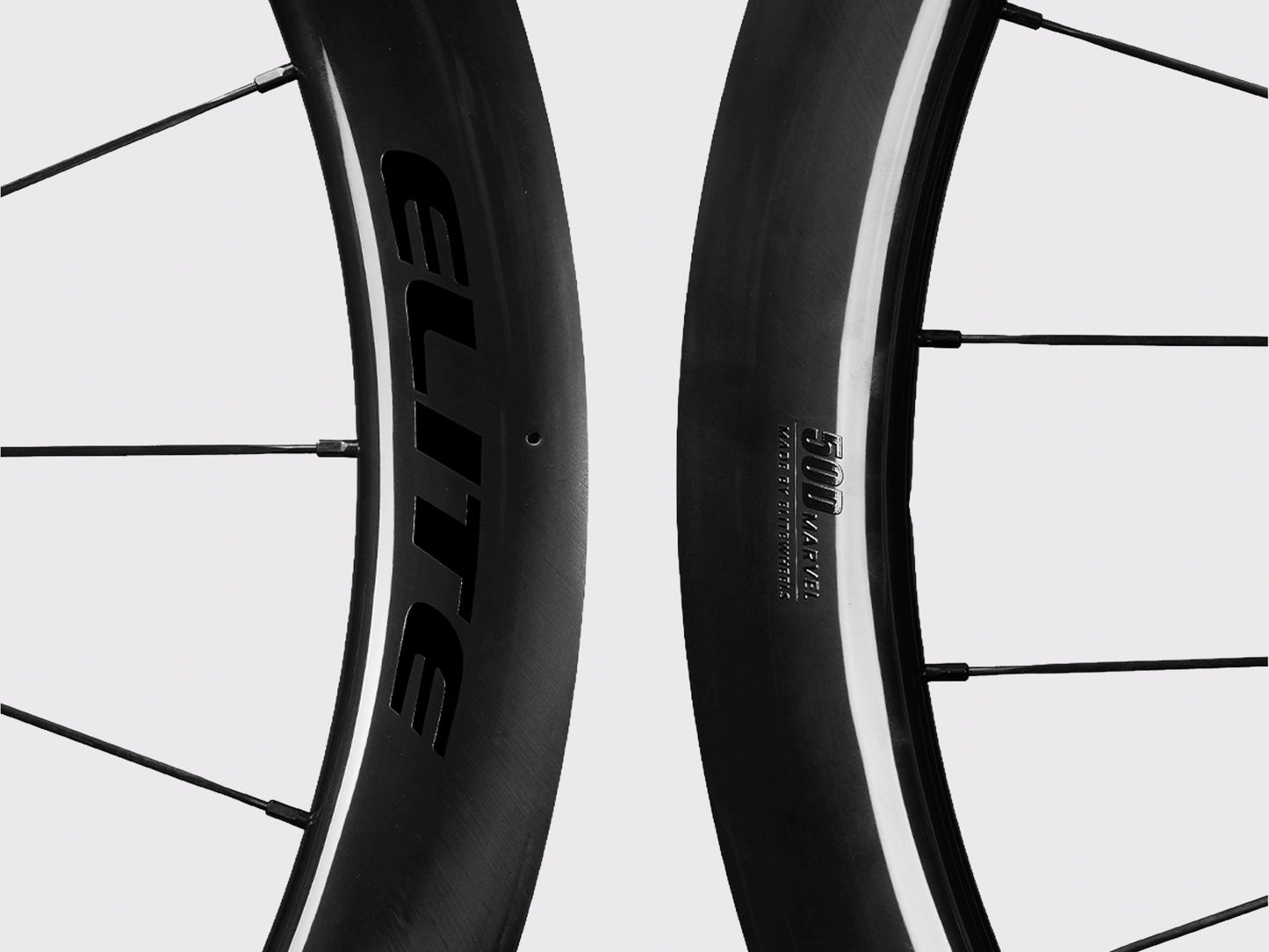 Gros plan sur la jante en carbone UD noir mat des roues Elitewheels Marvel II 50D avec marquage officiel (Noir) (50 mm)