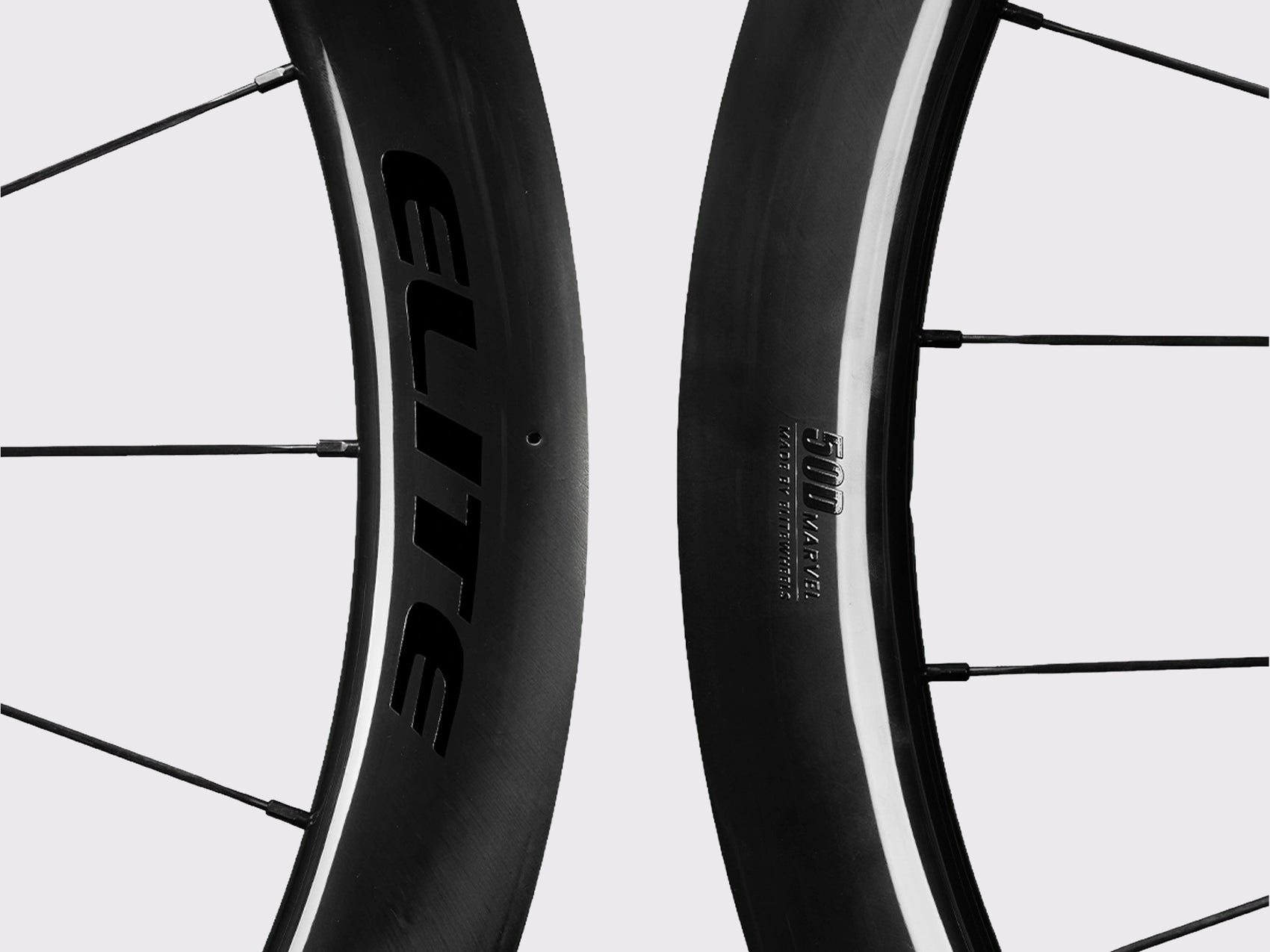 Gros plan sur la jante en carbone UD noir mat des roues Elitewheels Marvel II 50D avec marquage officiel (Noir) (50 mm)