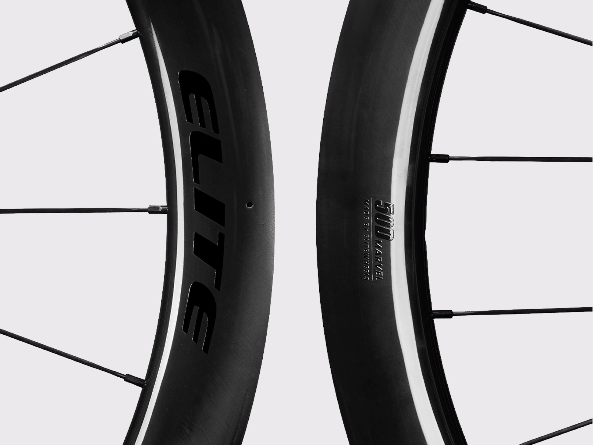 Gros plan sur la jante en carbone UD noir mat des roues Elitewheels Marvel II 50D avec marquage officiel (Noir) (50 mm)