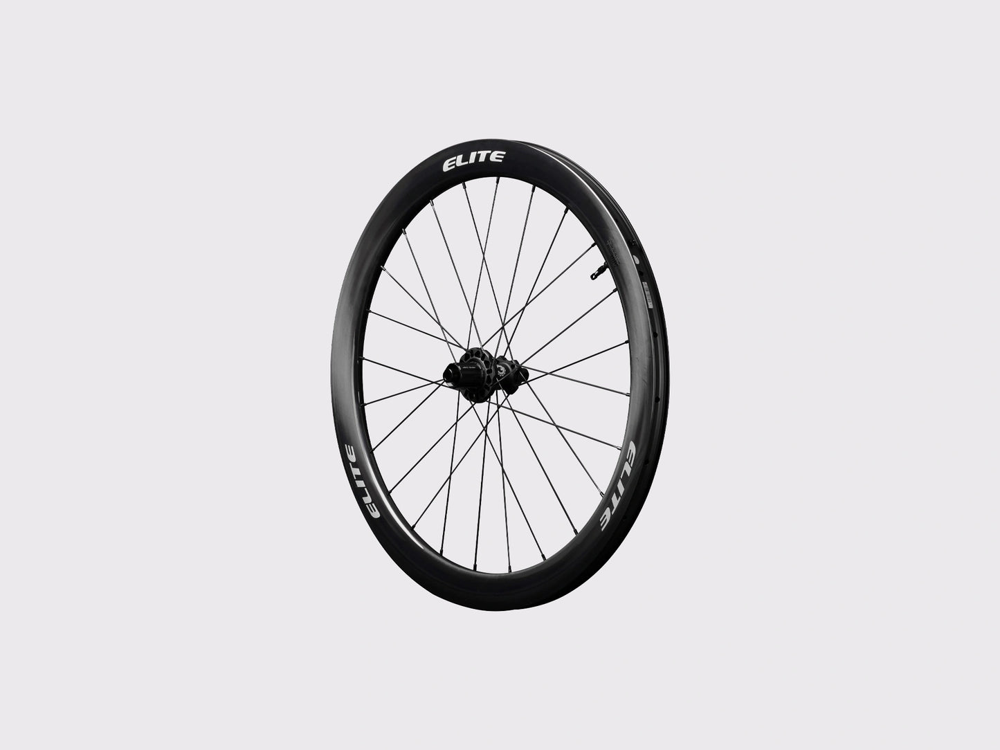 Roue de route en carbone Elitewheels Marvel II 50D vue de trois quarts mettant en avant le moyeu Motion noir(Argent) (50 mm)