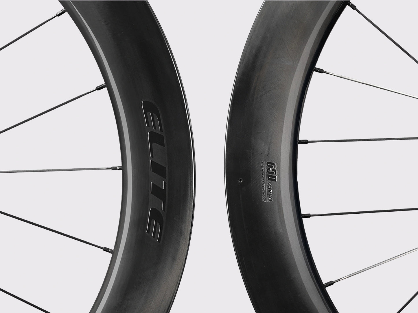 Gros plan sur la jante en carbone UD noir mat des roues Elitewheels Marvel II 65D avec marquage officiel (Noir) (65 mm)