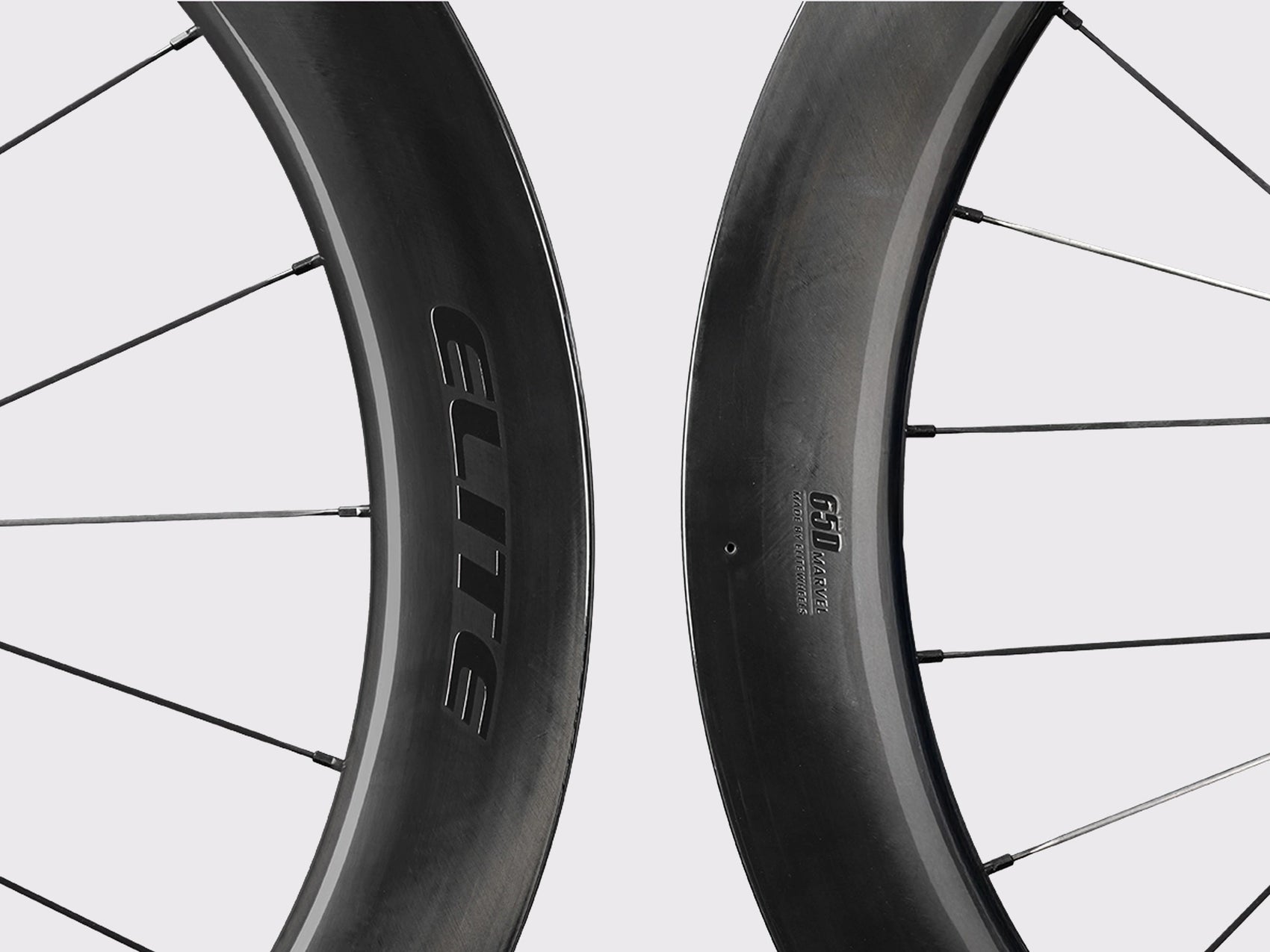 Gros plan sur la jante en carbone UD noir mat des roues Elitewheels Marvel II 65D avec marquage officiel (Noir) (65 mm)