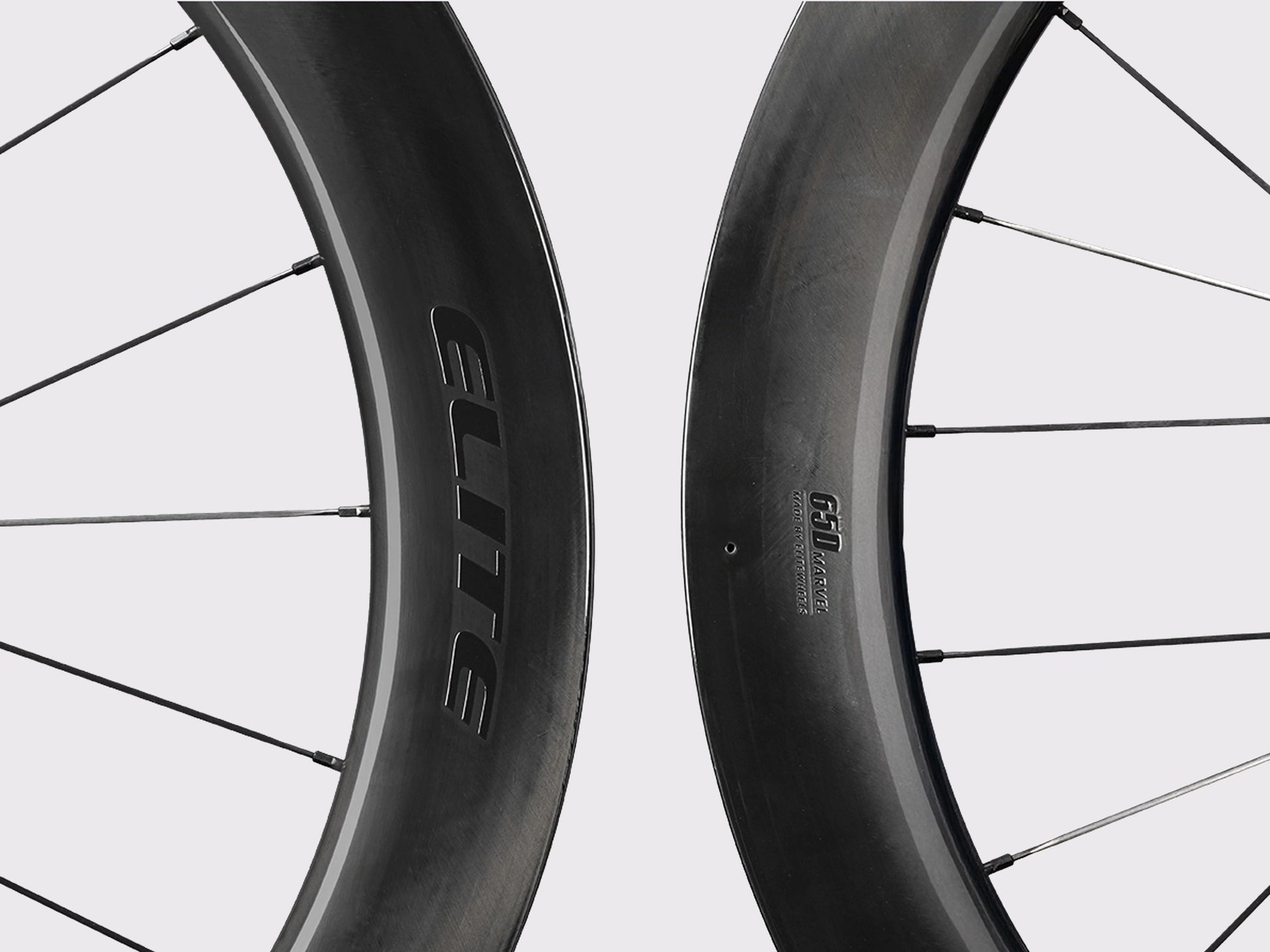 Gros plan sur la jante en carbone UD noir mat des roues Elitewheels Marvel II 65D avec marquage officiel (Noir) (65 mm)
