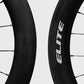Gros plan sur le flanc de jante carbone de la roue Elitewheels Marvel II 65D avec gravure technique et marquage blanc (Argent) (65 mm)