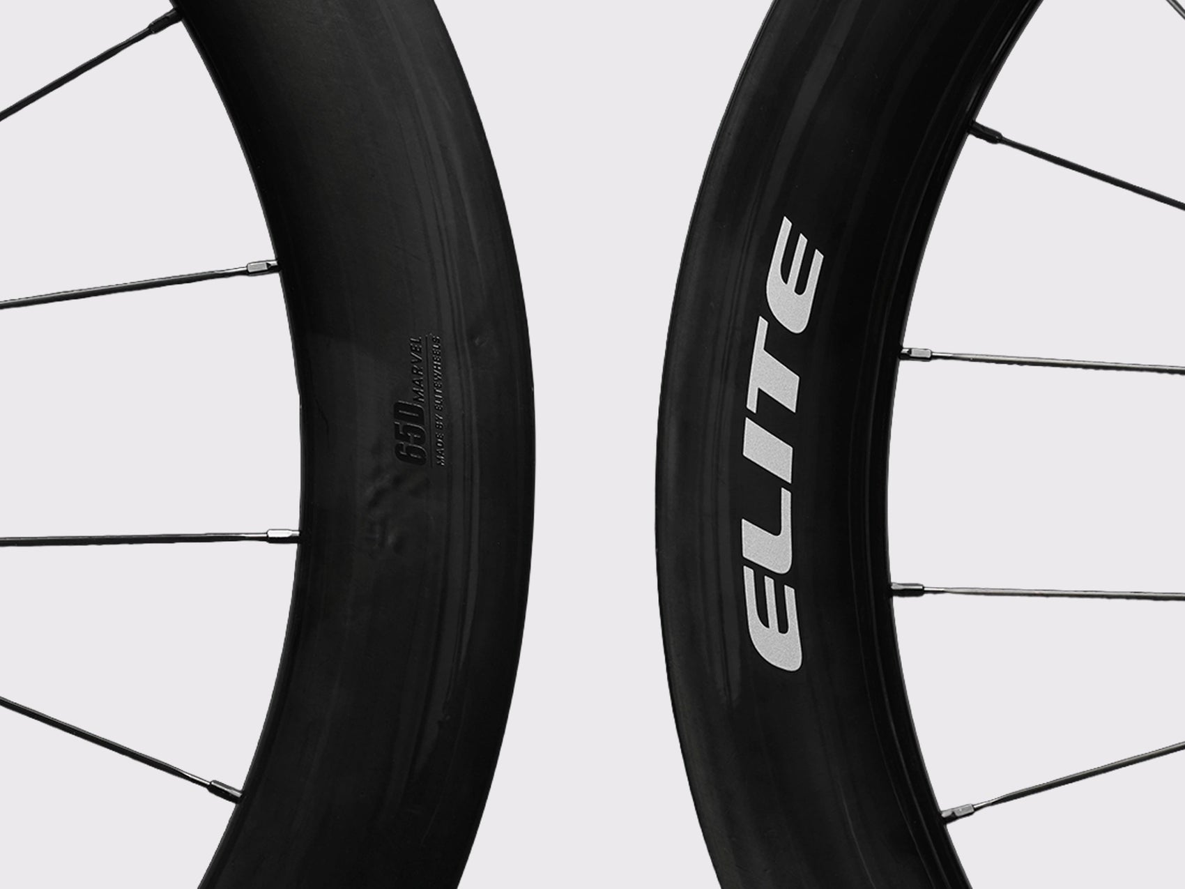 Gros plan sur le flanc de jante carbone de la roue Elitewheels Marvel II 65D avec gravure technique et marquage blanc (Argent) (65 mm)