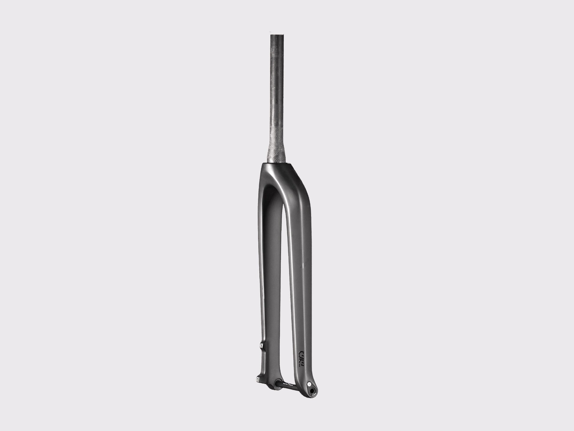 Vue de trois-quarts de la tête de fourche et du pivot. Détail de l'entrée du routage de durite 100% interne et de l'interface couronne de 56 mm.