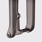 Gros plan sur l'interface de l'axe traversant et les supports de fixation du frein. Détail de l'exécution de l'insert interchangeable en aluminium usiné.