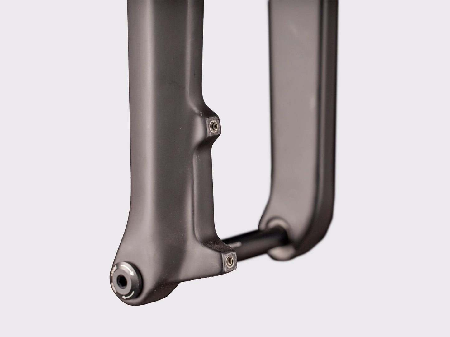 Gros plan sur l'interface de l'axe traversant et les supports de fixation du frein. Détail de l'exécution de l'insert interchangeable en aluminium usiné.