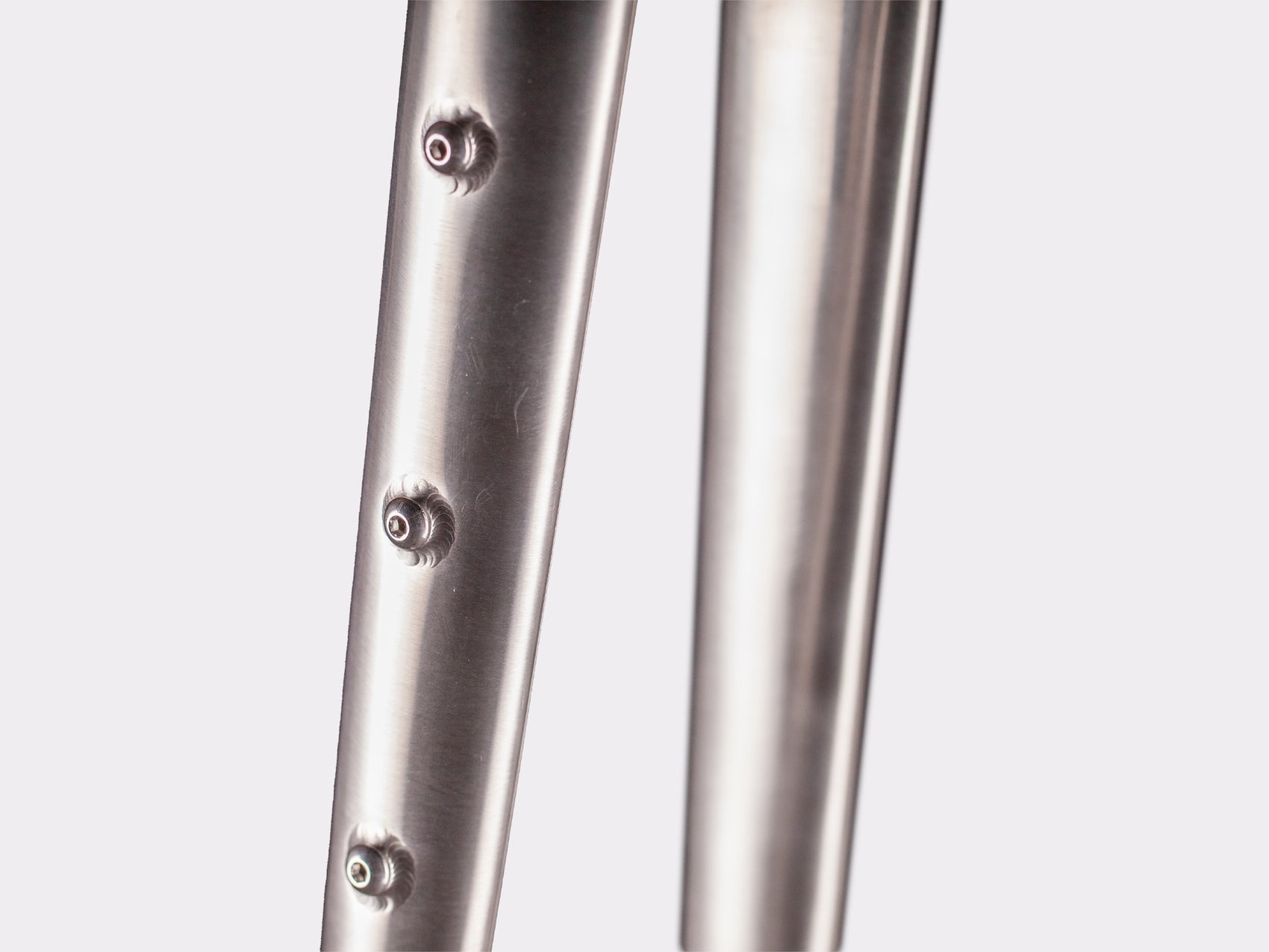 Fourche gravel titane bikepacking CYKL avec 6 œillets + oeillet pour garde boue