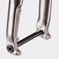 Fourche gravel titane bikepacking CYKL avec axe traversant et compatible étriers de frein post mount et flat mount