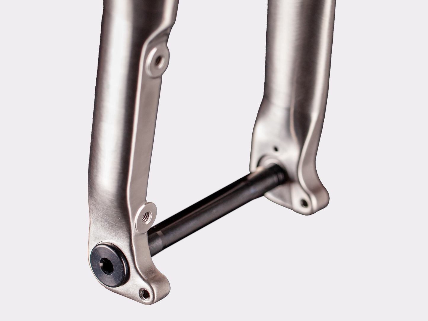 Fourche gravel titane bikepacking CYKL avec axe traversant et compatible étriers de frein post mount et flat mount