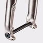 Fourche gravel titane bikepacking CYKL avec axe traversant et compatible étriers de frein post mount et flat mount