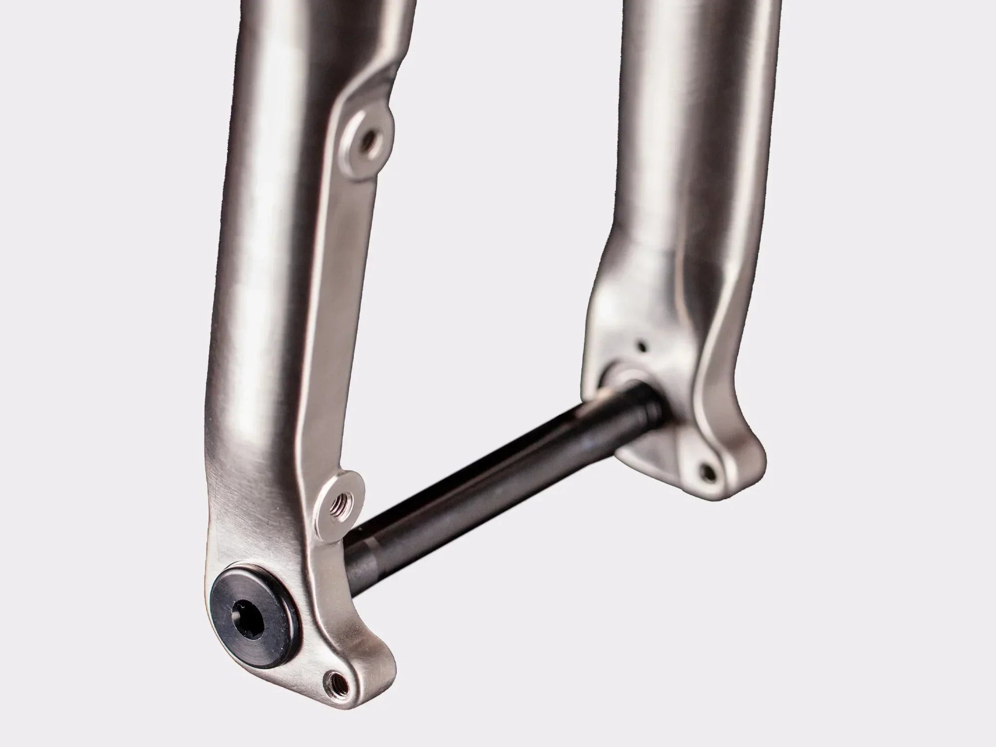 Fourche gravel titane bikepacking CYKL avec axe traversant et compatible étriers de frein post mount et flat mount