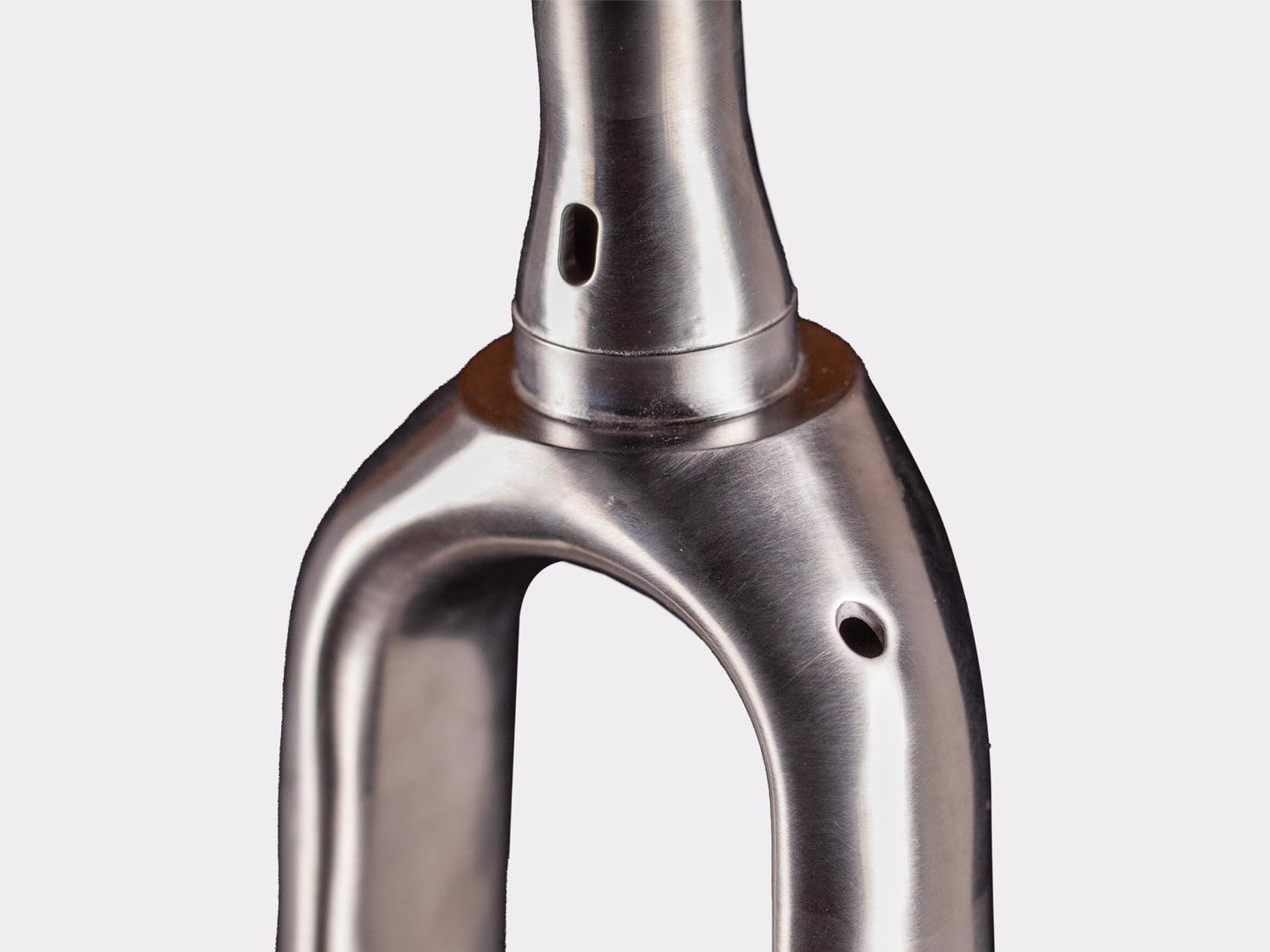 Fourche gravel titane bikepacking CYKL passage de gaine semi interne / externe