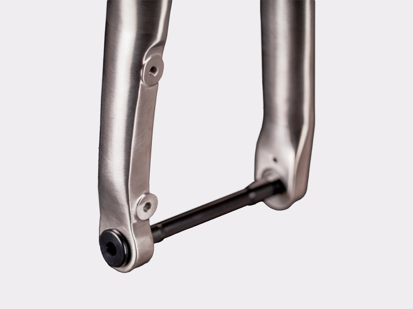 Fourche route titane CYKL SWIIFT sans œillets, passage de gaines internes. Détails freins compatibilité Post Mount et Flat Mount