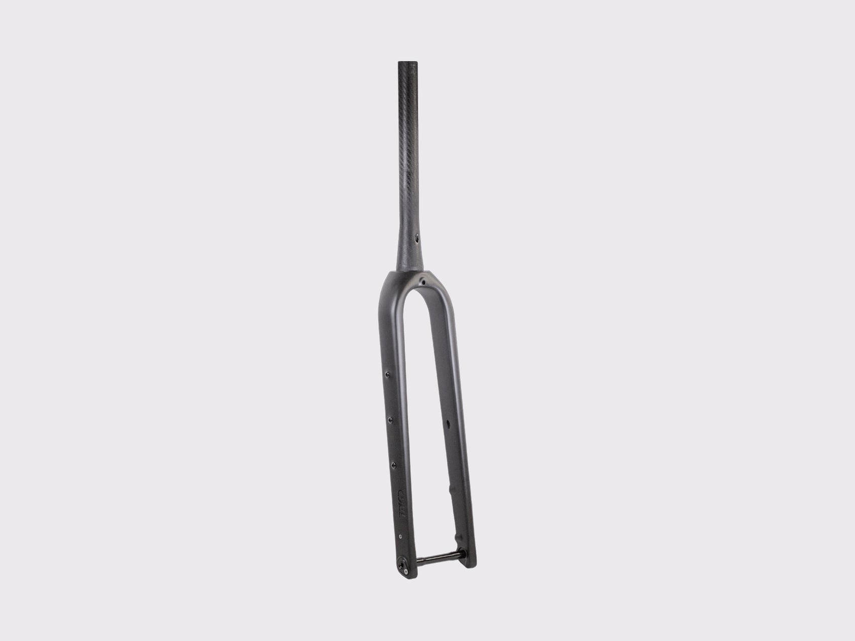 Vue de trois-quarts de la fourche carbone CYKL GRAAVE montrant le pivot conique, la tête de fourche et l'axe traversant 12x100mm installé.