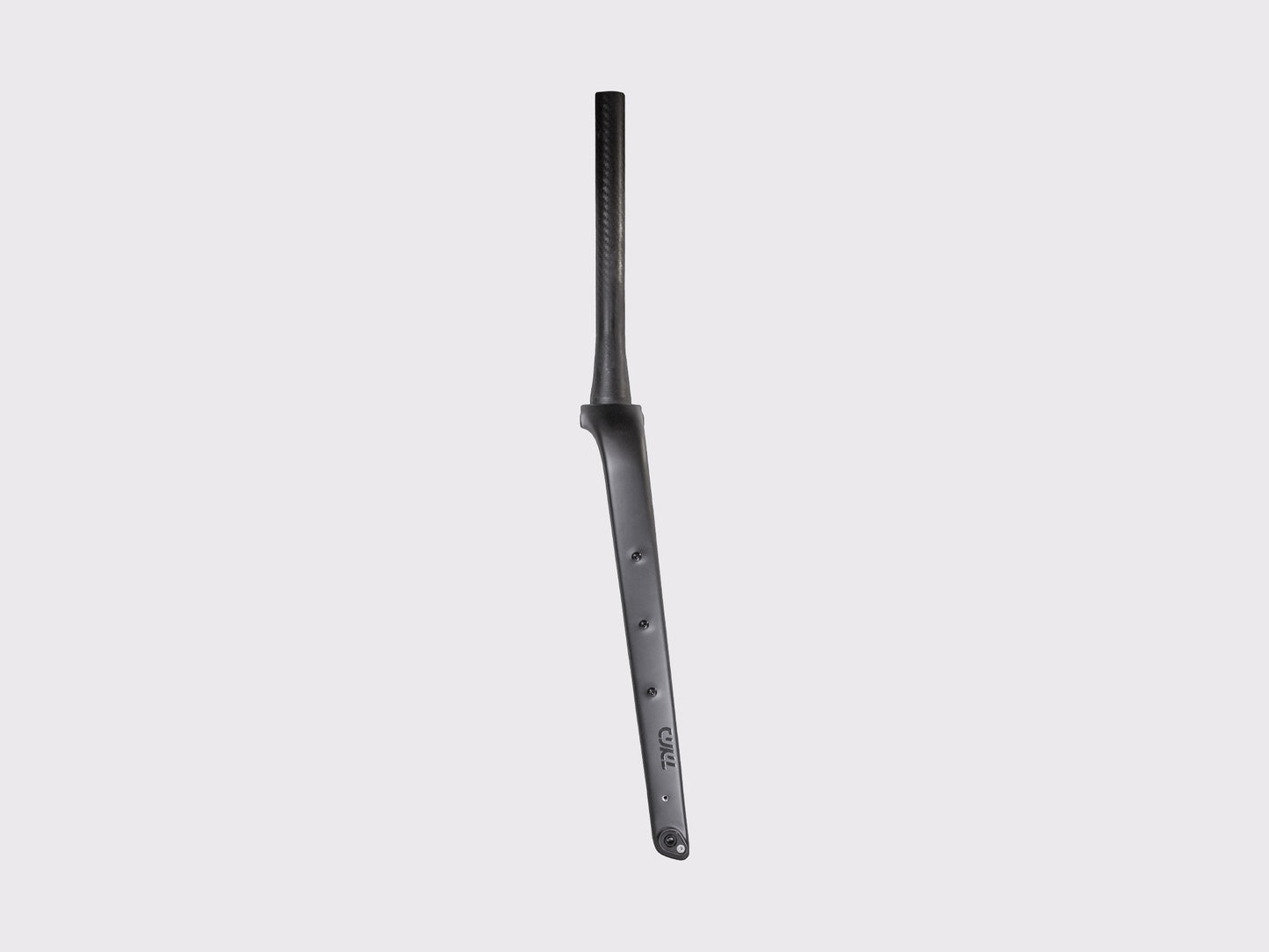 Profil latéral de la fourche en carbone noir mat mettant en évidence le déport (rake) et les trois œillets de fixation latéraux pour le portage.