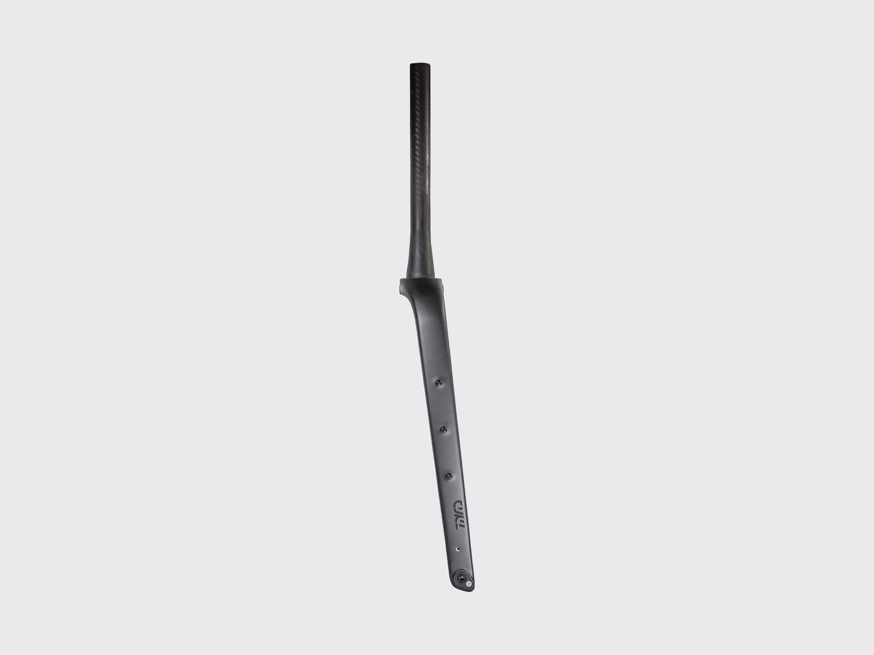 Profil latéral de la fourche en carbone noir mat mettant en évidence le déport (rake) et les trois œillets de fixation latéraux pour le portage.