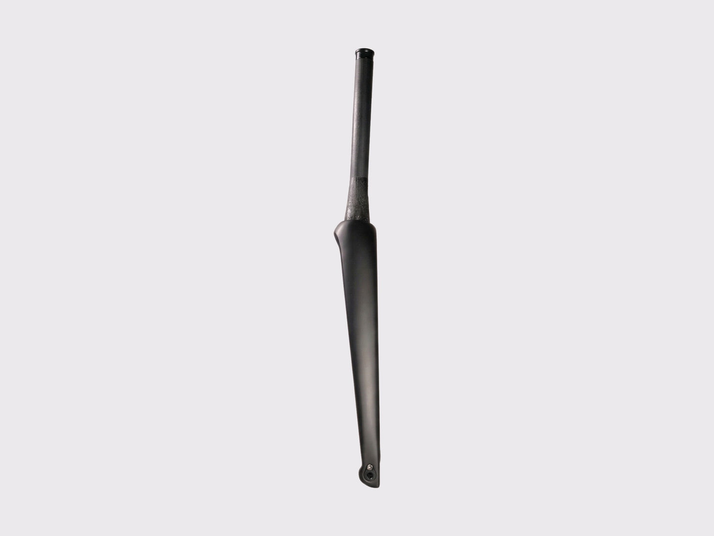 Vue de profil de la fourche carbone route SWIIFT. Profil aérodynamique affiné avec pivot conique et finition carbone noir mat.