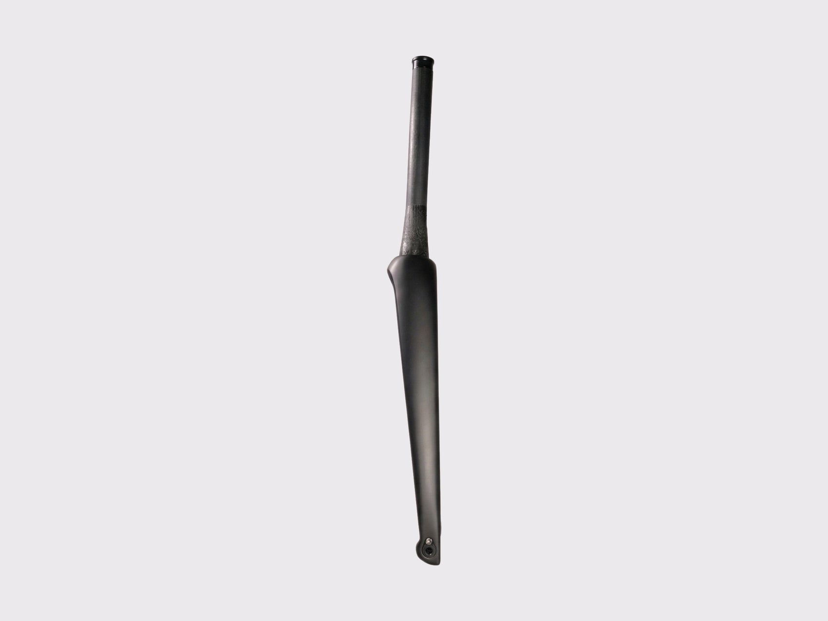 Vue de profil de la fourche carbone route SWIIFT. Profil aérodynamique affiné avec pivot conique et finition carbone noir mat.