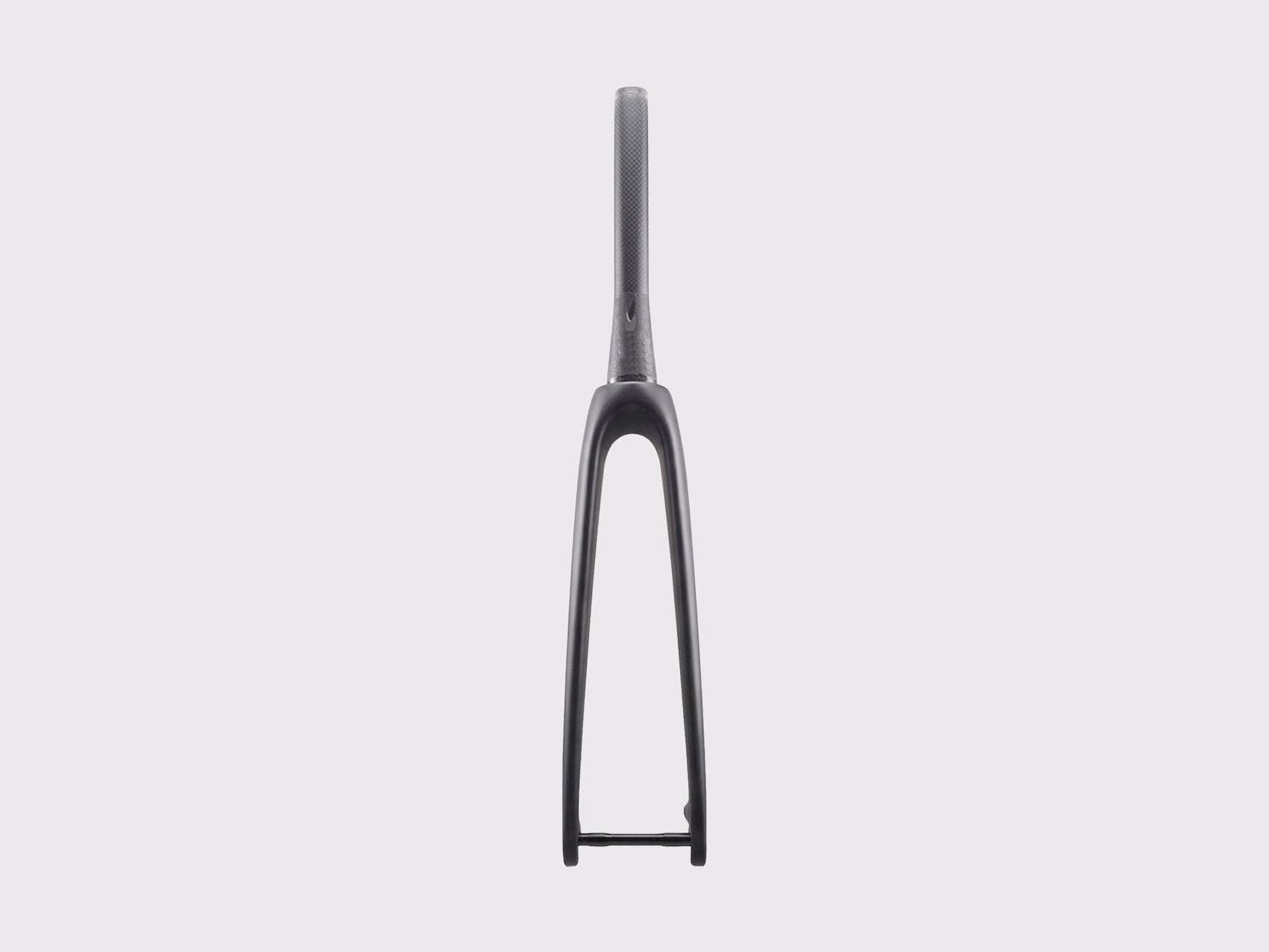 Vue frontale de la fourche SWIIFT mettant en évidence le dégagement pneumatique optimisé pour des sections jusqu'à 700x32c et l'alignement des fourreaux.