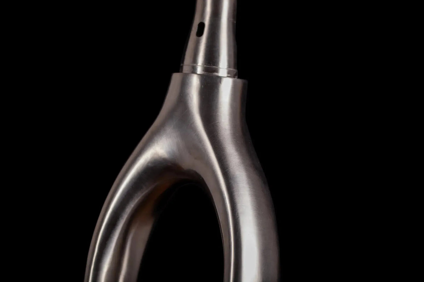 assage de gaine interne de la fourche rigide en titane