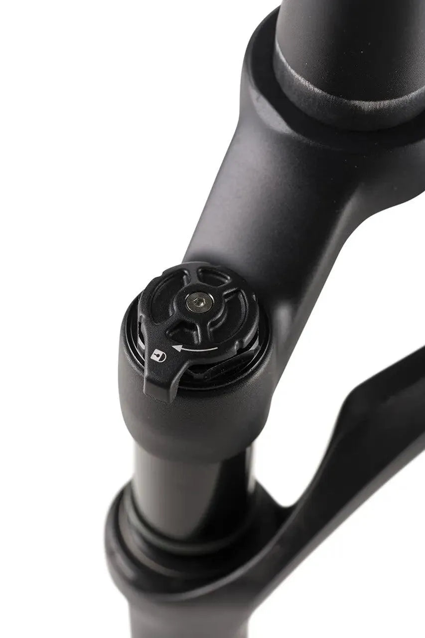 Finition noir mat haut de gamme de la fourche GTC – esthétique sobre et élégante pour vélo Gravel premium.