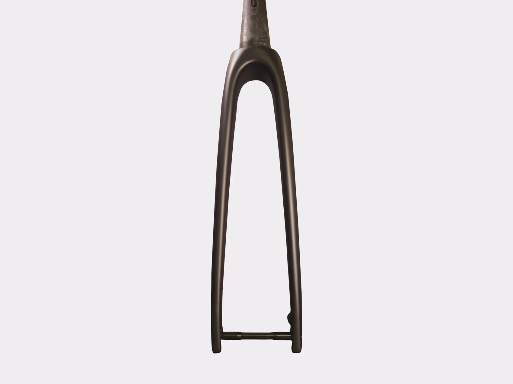 Fourche carbone route CYKL – design aérodynamique et finitions titane brossé, parfaite pour améliorer la précision de pilotage et réduire les vibrations sur longues distances.