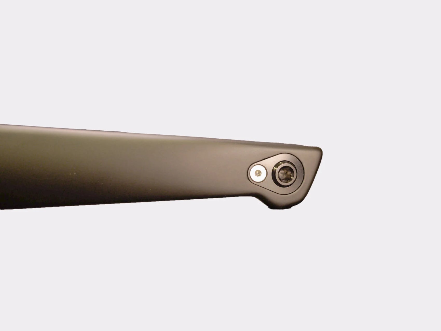 Zoom sur les pattes de fixation de la fourche route CYKL – axe traversant 12x100 mm pour une rigidité maximale et une meilleure précision en descente.