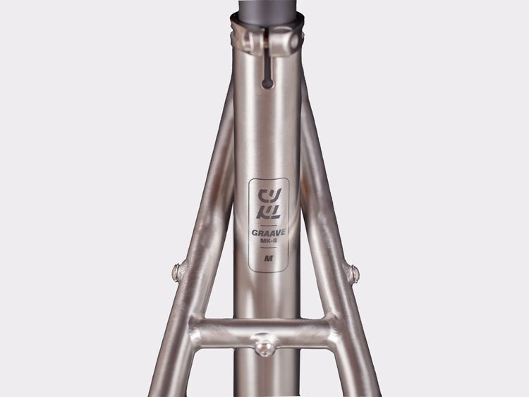 Gros plan sur le tube de selle du cadre GRAAVE en titane CYKL avec marquage et jonction des haubans.
