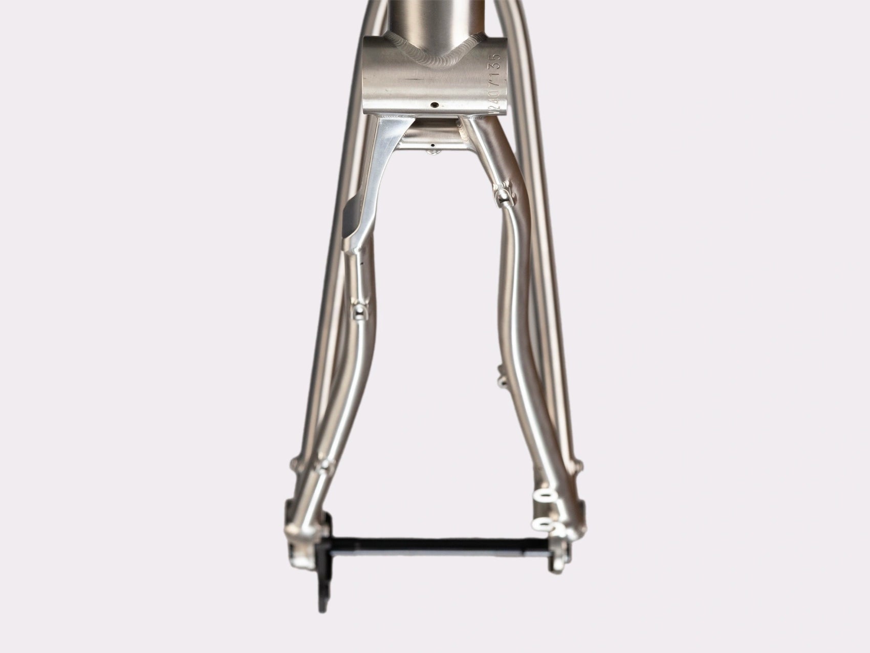 Cadre gravel titane CYKL MONO. Vue sur les bases arrieres asymétriques