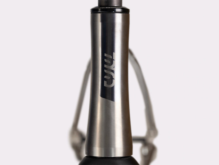 Cadre gravel titane CYKL MONO. Vue sur le head tube avec logo CYKl gravé au laser