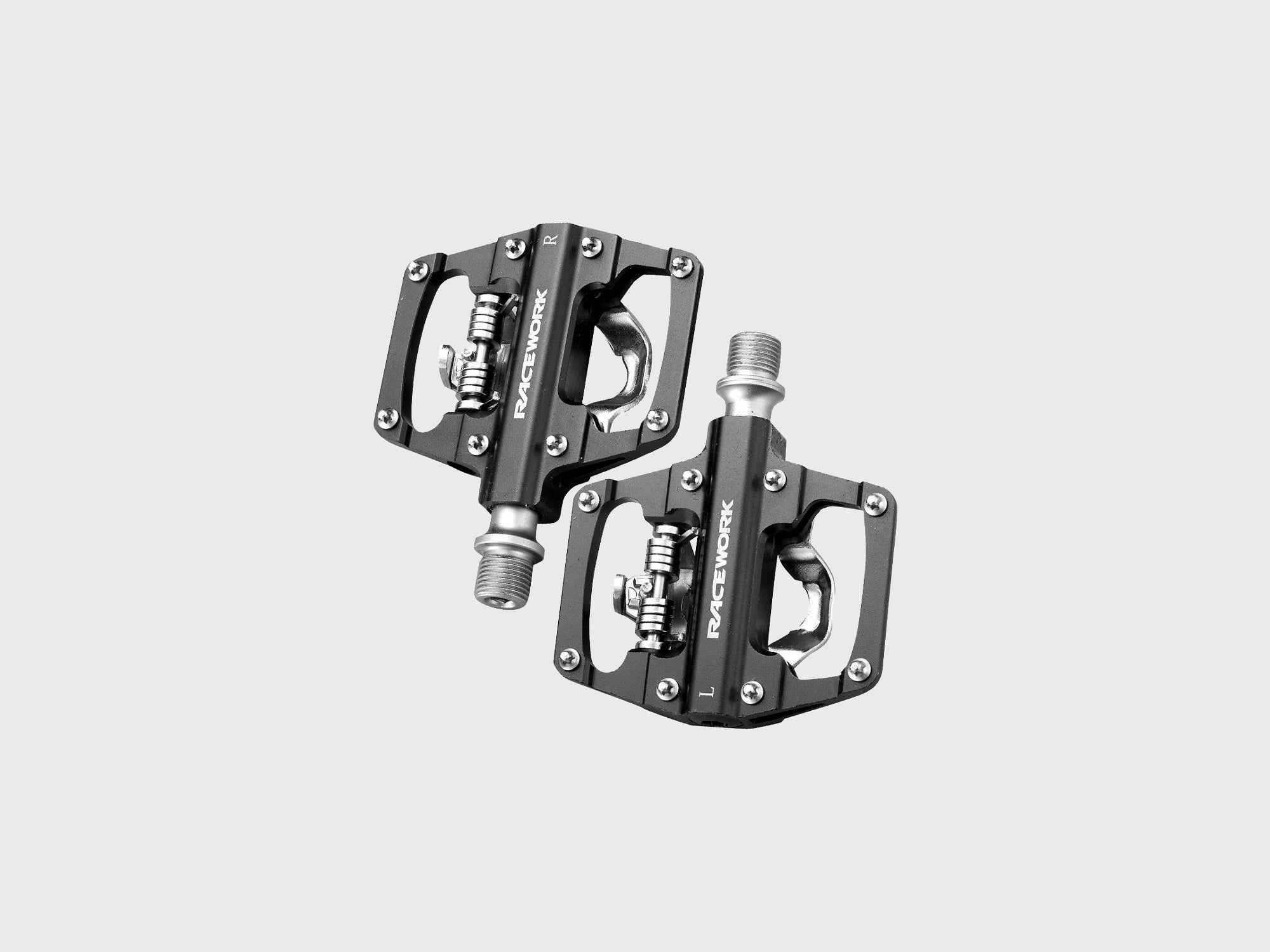 Pédales mixtes Racework SPD-Plate, vue de la face plateforme large avec picots de traction en acier et corps en aluminium noir usiné.