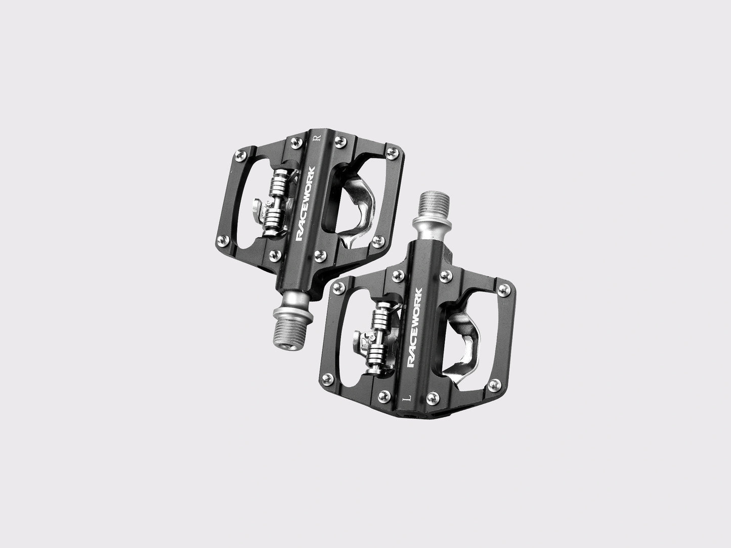 Pédales mixtes Racework SPD-Plate, vue de la face plateforme large avec picots de traction en acier et corps en aluminium noir usiné.